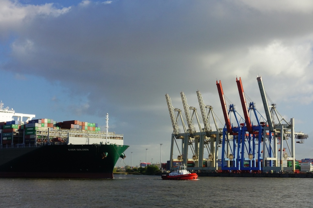 container-vessel-hamburg-harbor.jpg